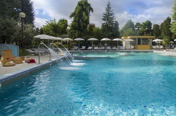 piscine extérieure avec jets