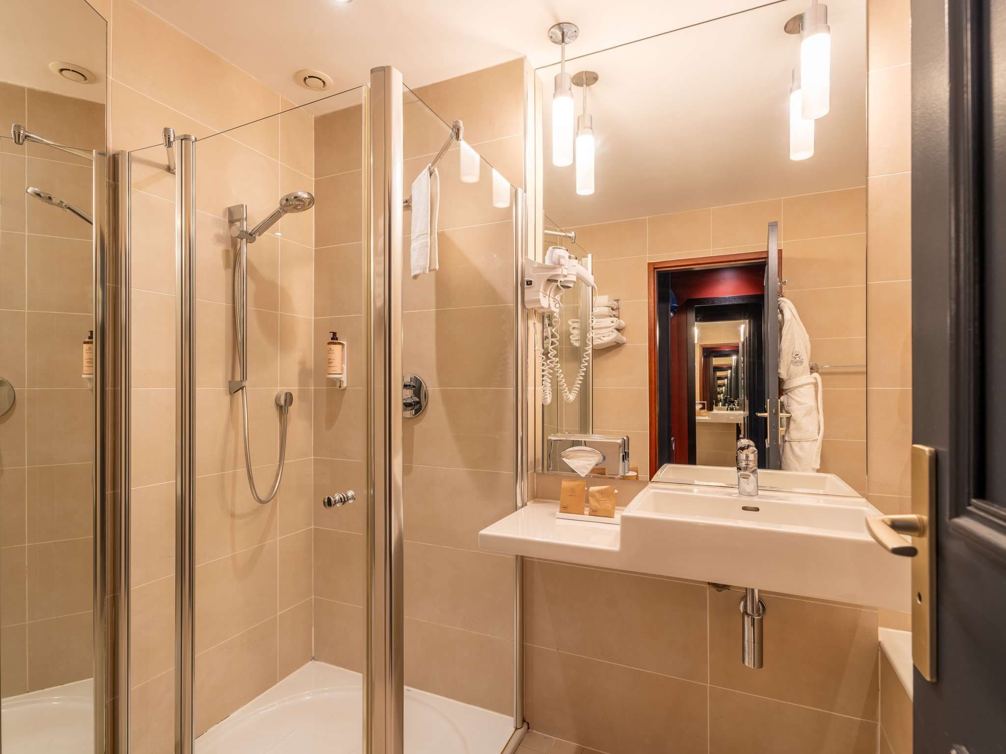 Salle de bain avec douche