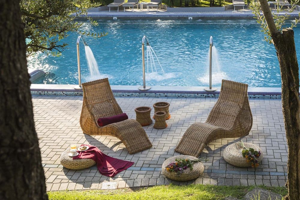sièges devant la piscine