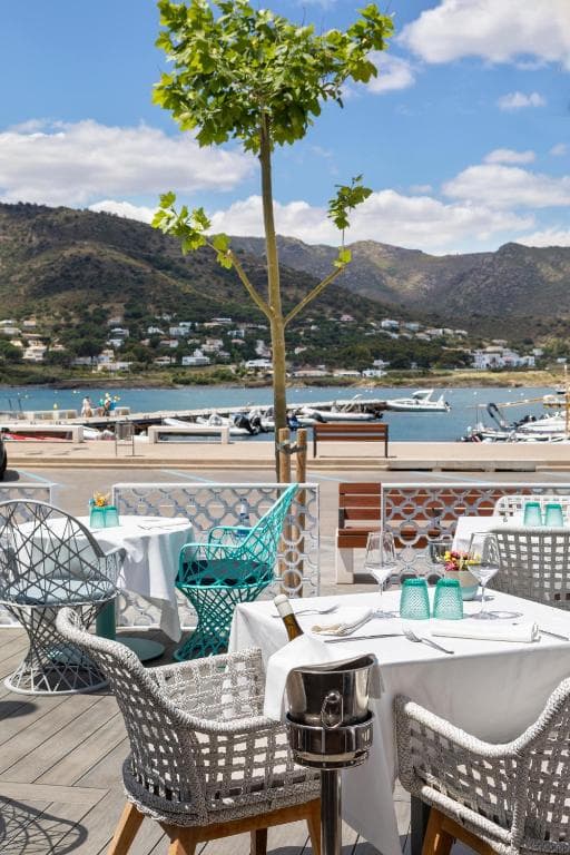 Terrasse du restaurant bord de mer