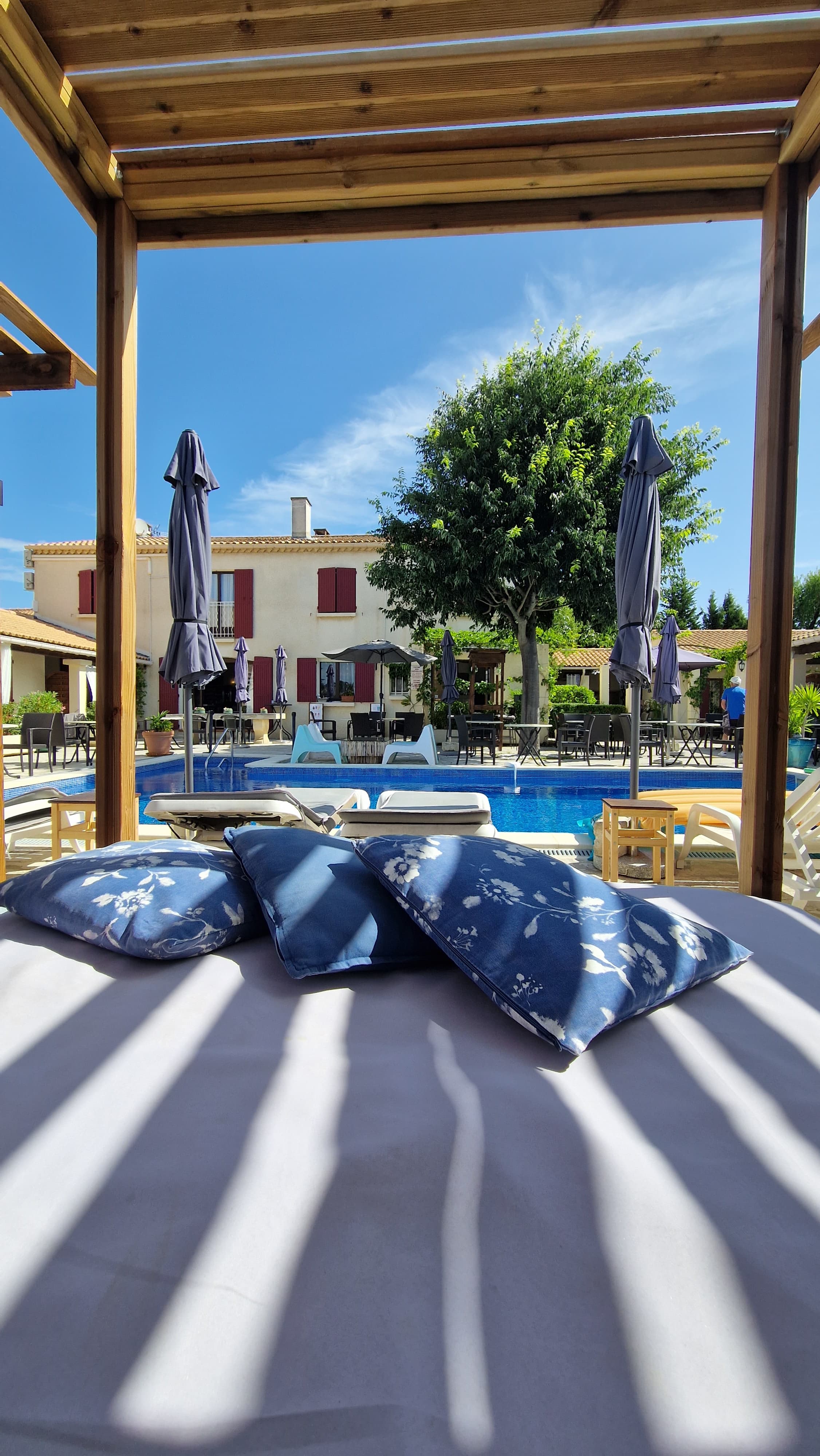 Couchette devant la piscine