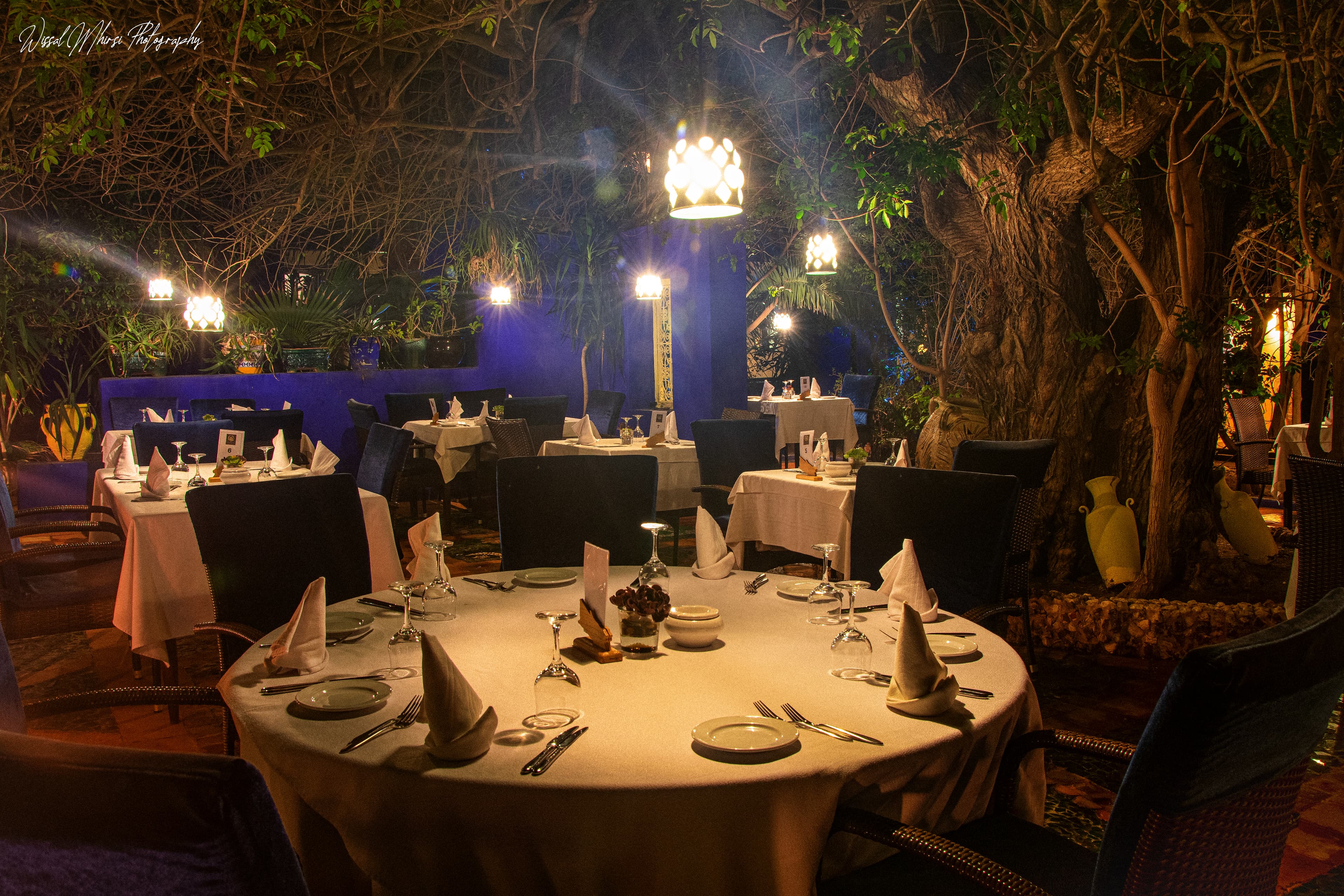 Restaurant eclairé de nuit