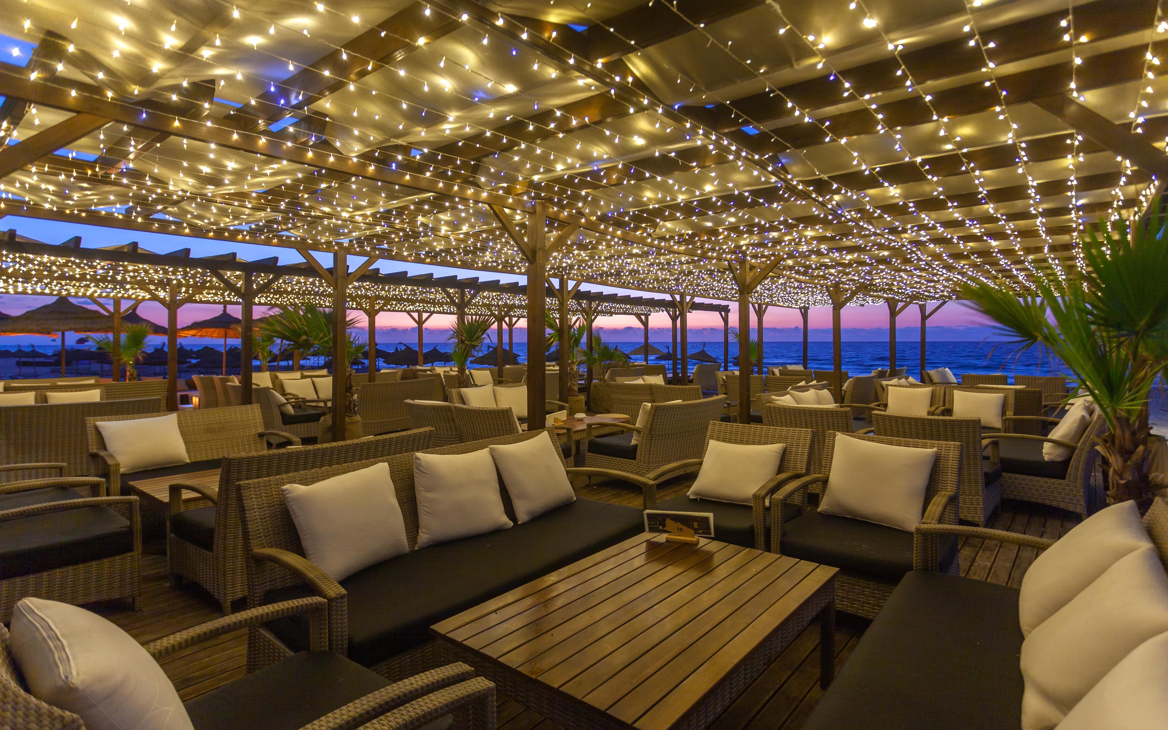 Bar de plage eclairé