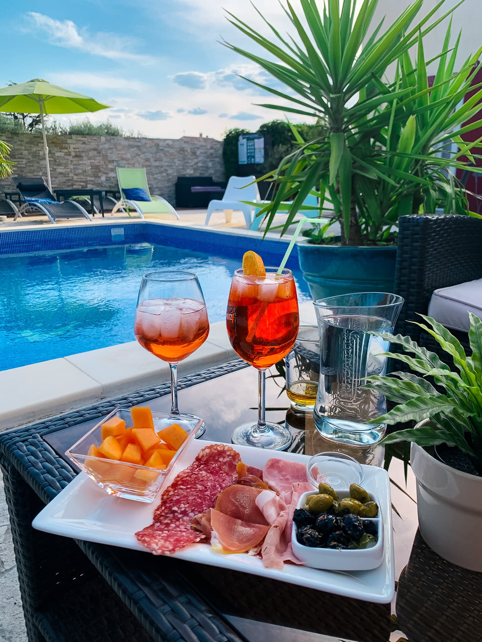 Apéritif devant la piscine