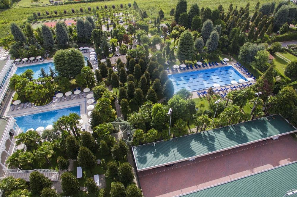 vue aérienne piscines de l'hôtel