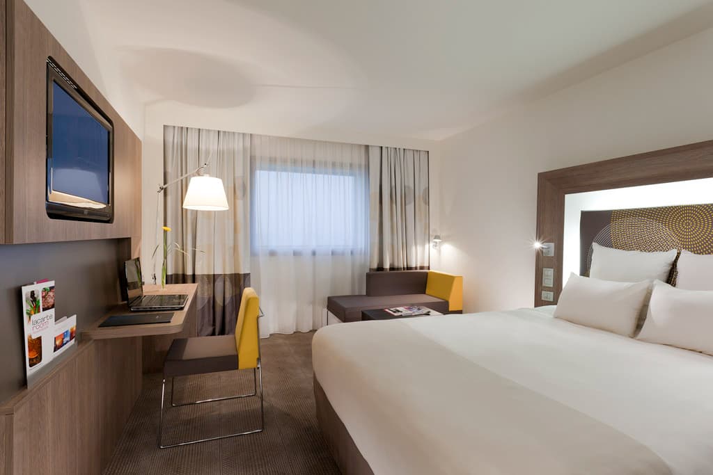 Chambre avec grand lit