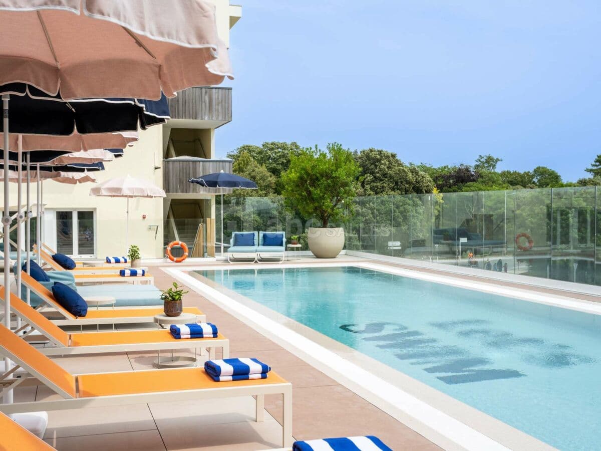 Piscine extérieure avec transats