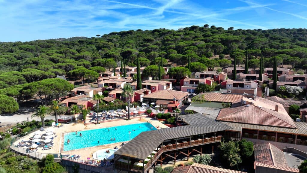 Piscine et pavillons