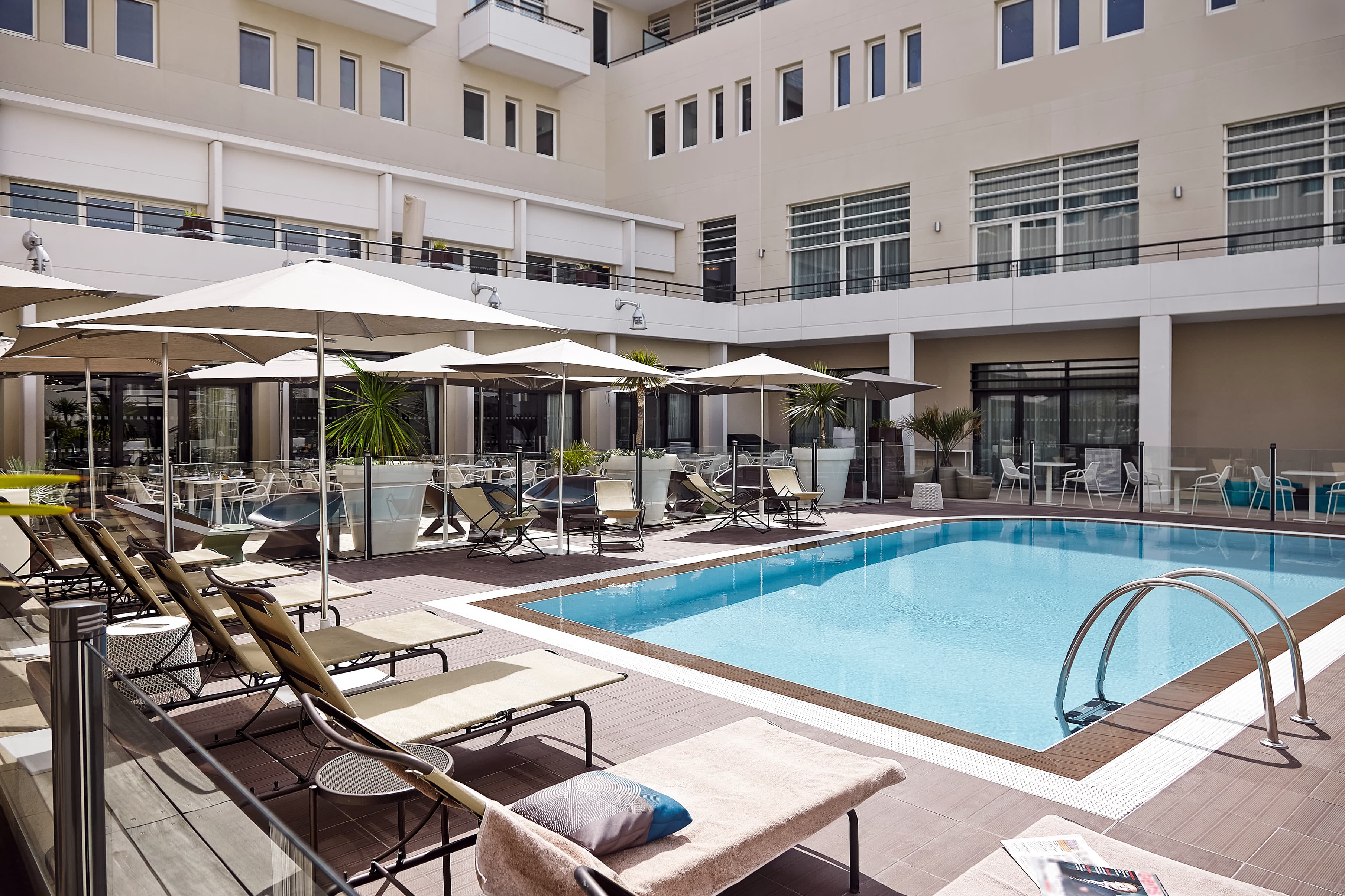Piscine extérieure avec transats