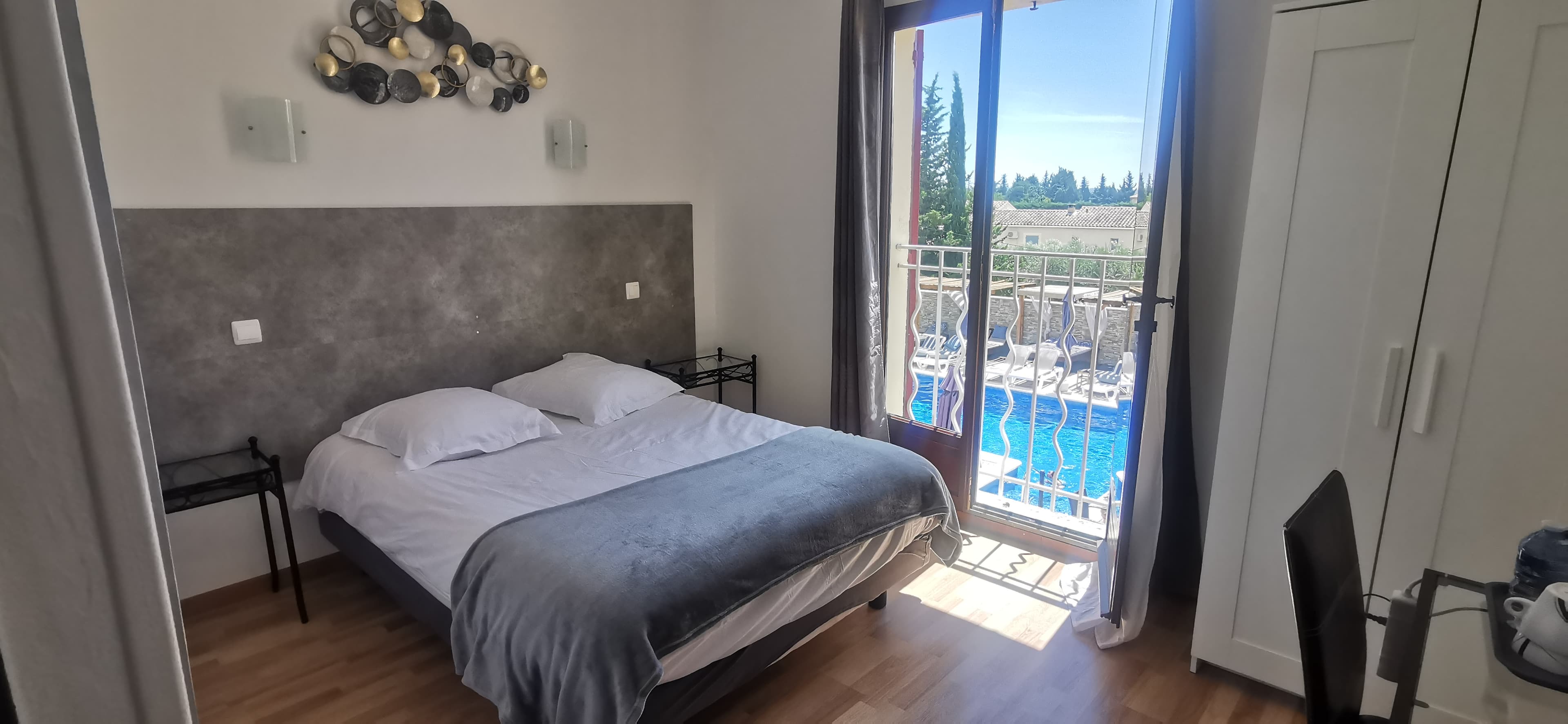 Chambre avec vue sur la piscine