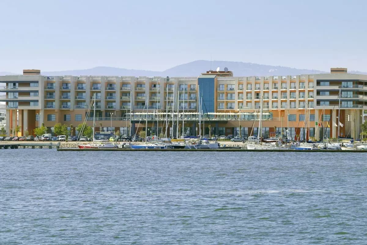 Vue sur l'hotel et port