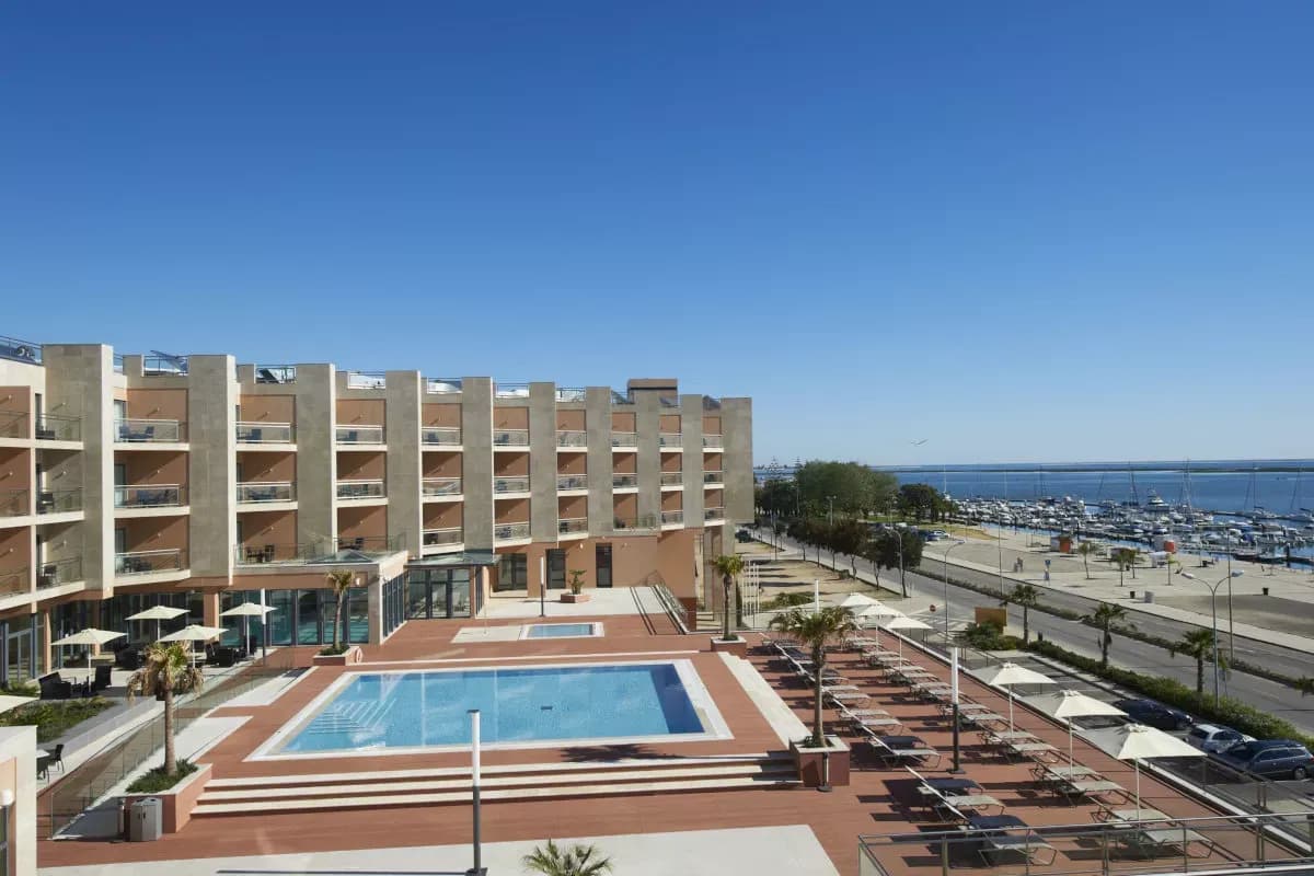 Vue sur l'hotel et piscine