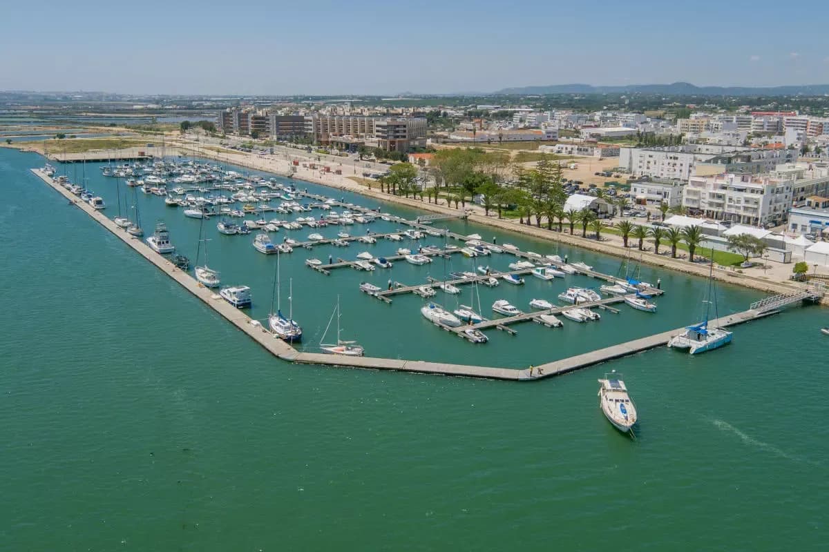 Vue du haut sur la marina et ville