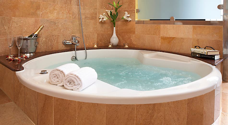 baignoire ronde avec jets hydromassants