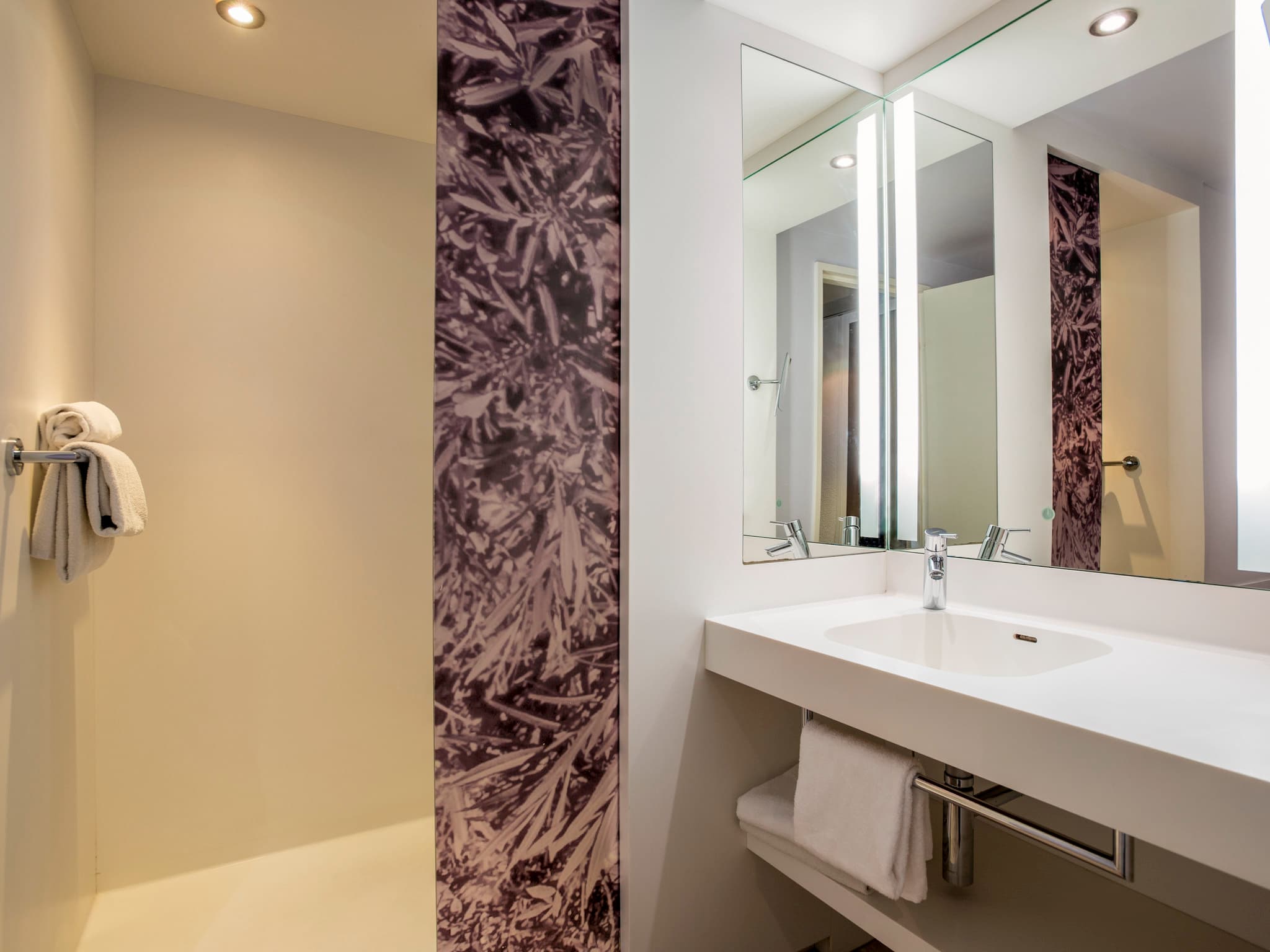 Salle de bain avec douche