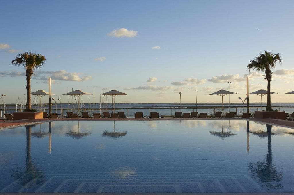 Piscine avec vue mer
